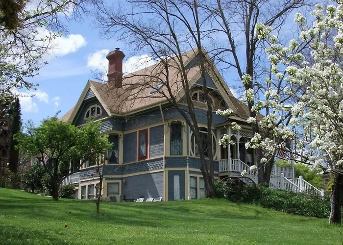 Robin\'S Nest Bed & Breakfast